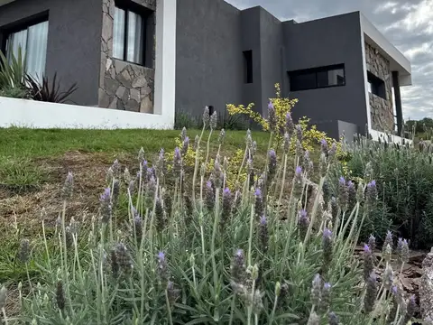 VENTA CASA 3 DORMITORIOs EN BUEN AIRE ASCOCHINGA