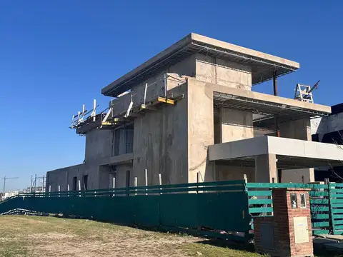 Casa 6 ambientes con 7 baños