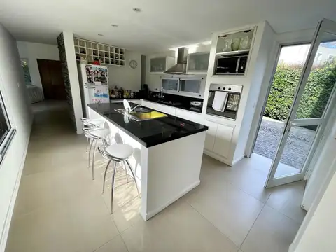 Casa en Alquiler con 2 cocheras