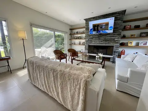 Casa 5 ambientes con 4 baños