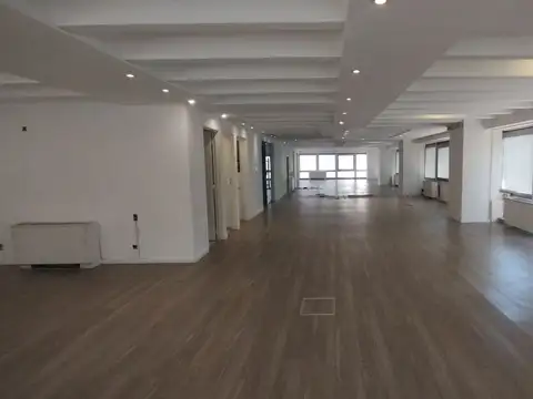 OFICINA CON 3 COCHERAS EN VENTA EN EDIFICIO CORPORATIVO - CENTRO PORTEÑO