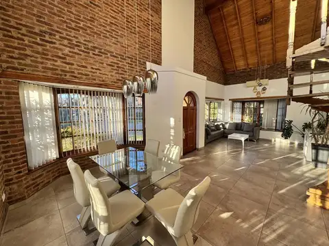 Casa 5 ambientes con 3 baños