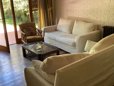 Tradicional casa en Carilo muy cerca del mar.