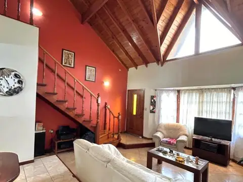 Casa en Venta con 3 cocheras