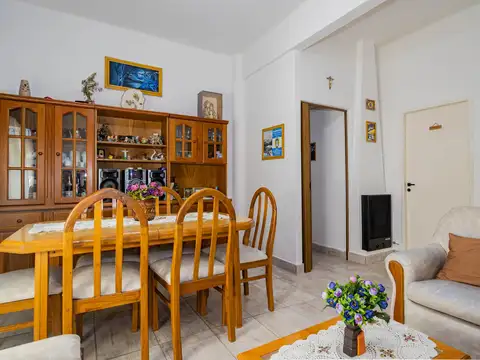 CASA CON TALLER-PILETA EN VENTA 5 AMB. LA TABLADA