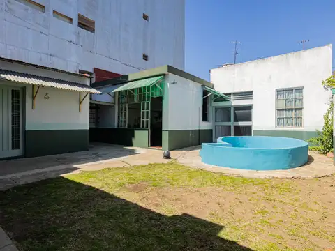 CASA CON TALLER-PILETA EN VENTA 5 AMB. LA TABLADA