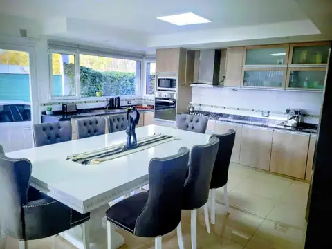 Casa 5 ambientes con 3 baños