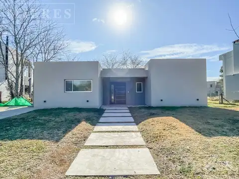 Casa en venta sobre lote interno en San Matías área 3