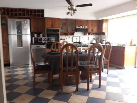 Casa en Venta con 3 cocheras