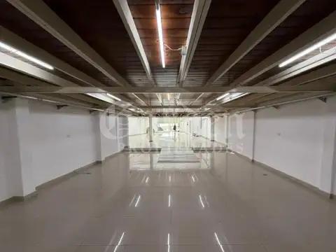 Local Varios Destinos Frente A Estación Virreyes. Cocina, 2 Baños, Entrepiso. 255 m2 + entrepiso 105 m2