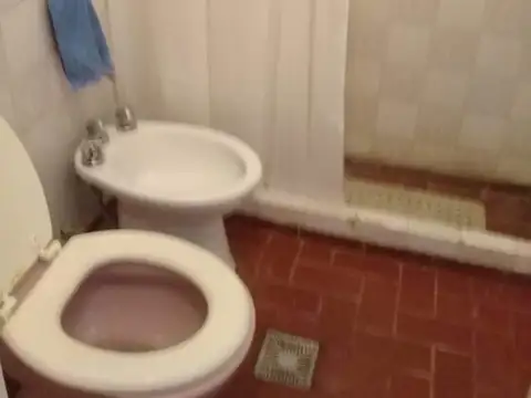 Casa 5 ambientes con 1 baño