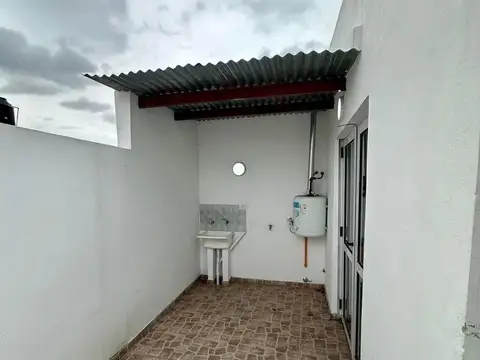 PH INTERNO PRIMER PISO DE 2 AMBIENTES CON PATIO