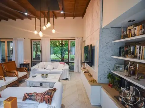 Casa 6 ambientes con 4 baños