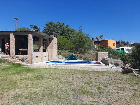 Casa mas lote a la venta en Villa Parque Siquiman. (C171)