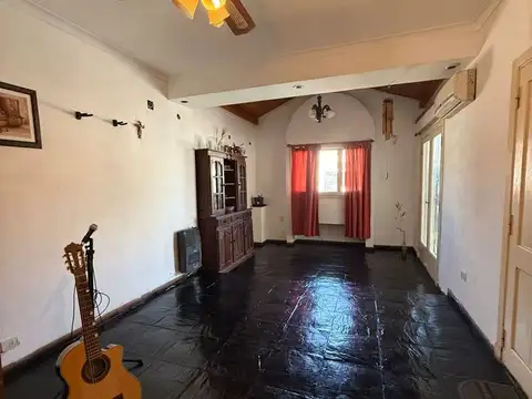 VENTA CASA 5 AMBIENTES COCHERA Y JARDIN EZPELETA