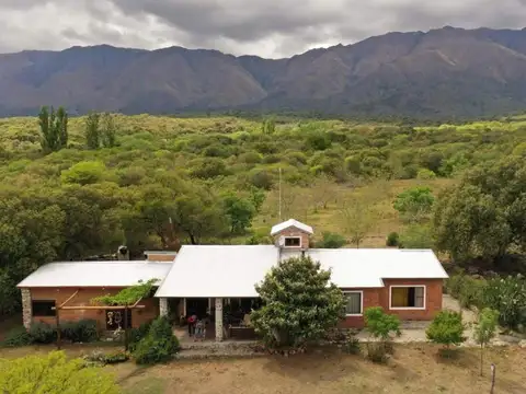 Casa de campo, casa de huespedes, galpón cochera en 3,85 Has