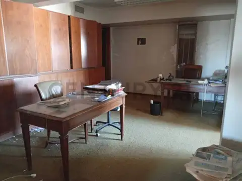 Semipiso de Oficinas, Piso Alto, zona Plaza de Mayo con cochera. FINANCIADO.