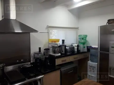 Casa 6 ambientes con 2 baños