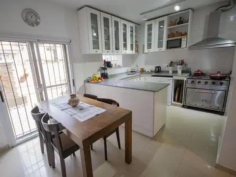Casa de 4 ambientes con cocheras en venta en Las Lomas de San Isidro