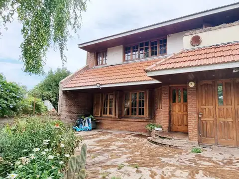 Chalet 4 ambientes con parque - William Morris y Einstein