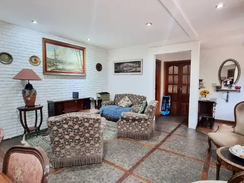 Chalet 4 ambientes con parque - William Morris y Einstein