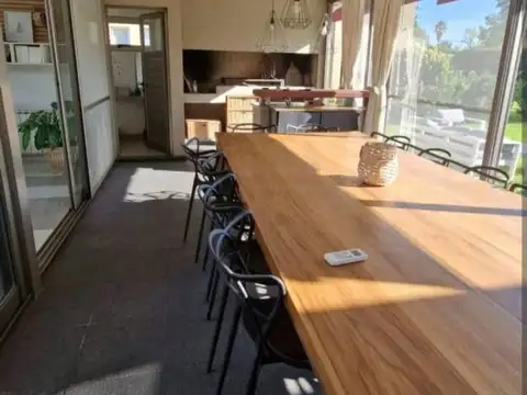 Casa en Alquiler con 2 cocheras