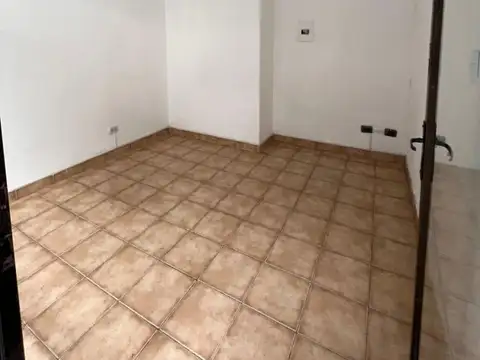 Local en Alquiler en Retiro, $ 130.000