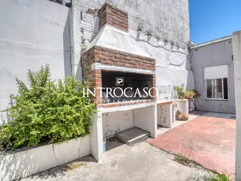 VENTA EN BLOCK - Tres Departamentos en PH con Garage y entrada para auto