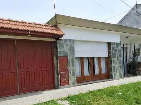 VENTA EN BLOCK - Tres Departamentos en PH con Garage y entrada para auto