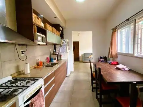 2 Dormitorios, patio y Cochera P.B. Colon 2200