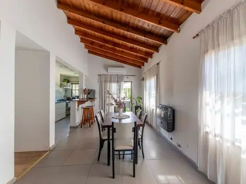 Casa 4 ambientes con 2 baños