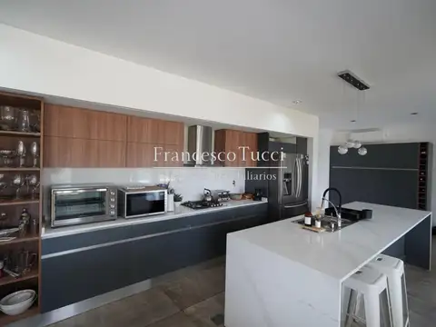 Casa 7 ambientes con 6 baños