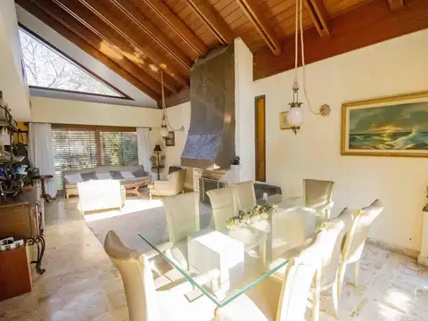 Casa en Venta con 3 cocheras