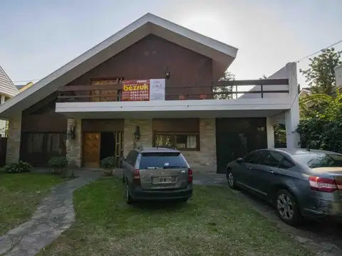 Casa de 5 ambientes   dependencia de servicio en venta, en San Isidro.