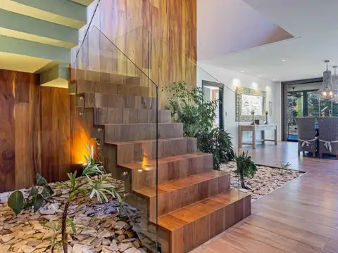 Casa 8 ambientes con 7 baños