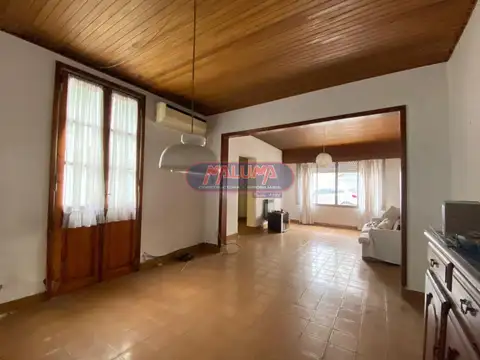 Casa 4 ambientes con 2 baños