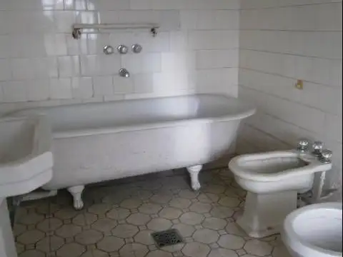 Casa 6 ambientes con 2 baños