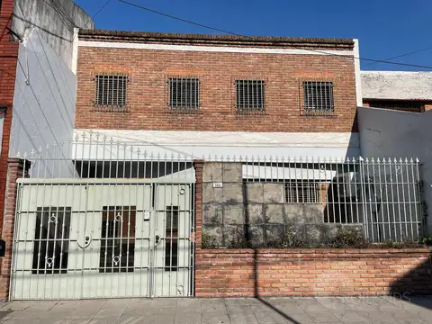 Casa 8 ambientes con 3 baños