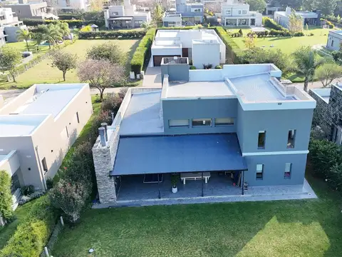 Casa 6 ambientes con 4 baños