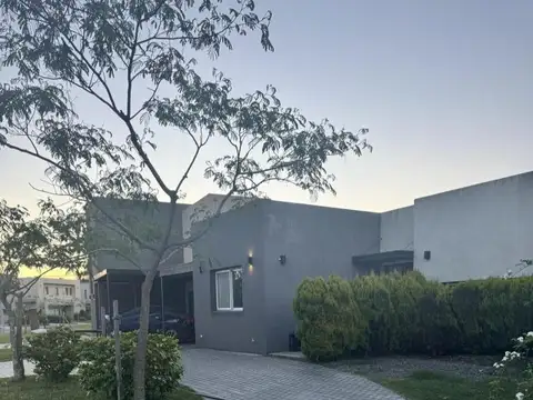 Santa Emilia, Pilar del Este