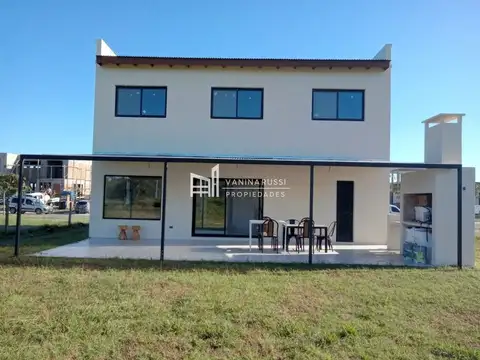 Casa 4 ambientes con 2 baños