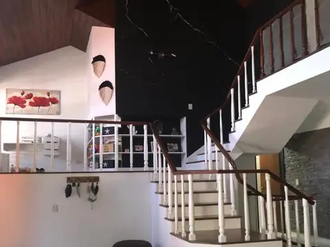 Casa en Venta con 3 cocheras