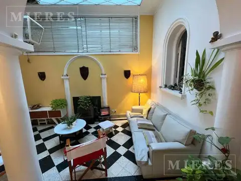 Gran Local Comercial en  Cosme Beccar 261, frente a la estación de San Isidro