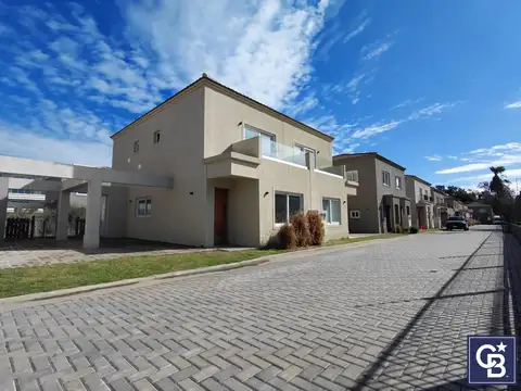 Venta de Duplex 4 ambientes en planta baja con balcón, jardín y parrilla en Saravi Village, Pilar