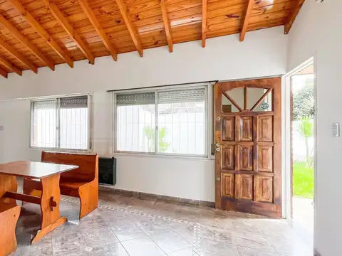 Casa 4 ambientes con 2 baños