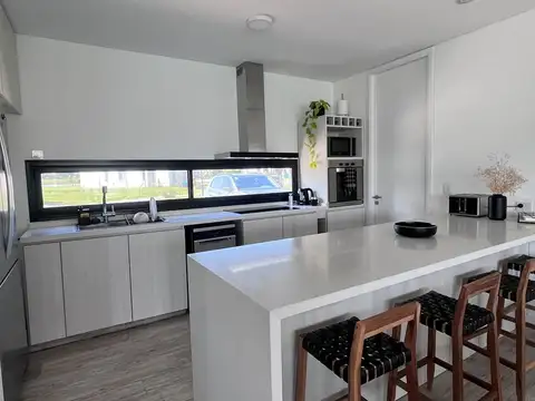 Casa 6 ambientes con 5 baños