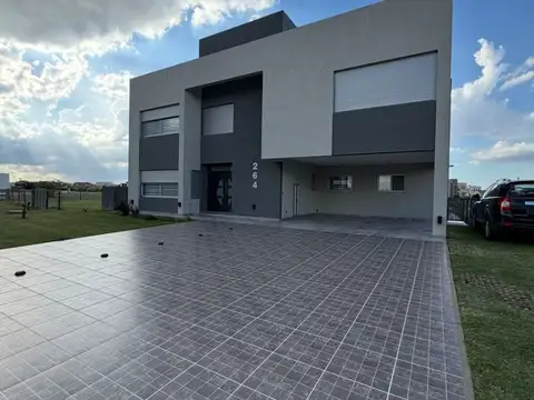 Casa en venta c/ cochera en Altos de Hudson