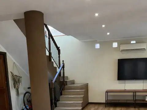 Casa en Venta con 3 cocheras