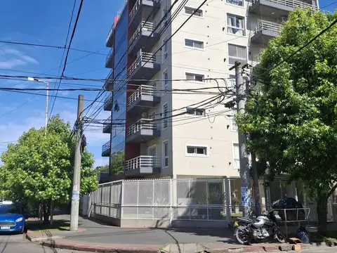 MORON CENTRO- 2 AMB DE GRAN CATEGORIA CON BALCON COCHERA CUBIERTA- MUY LUMINOSO