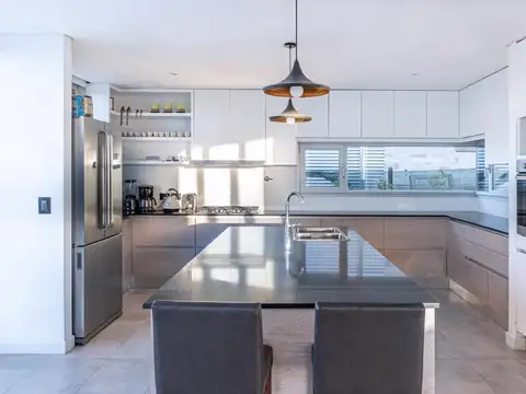 Casa 6 ambientes con 4 baños